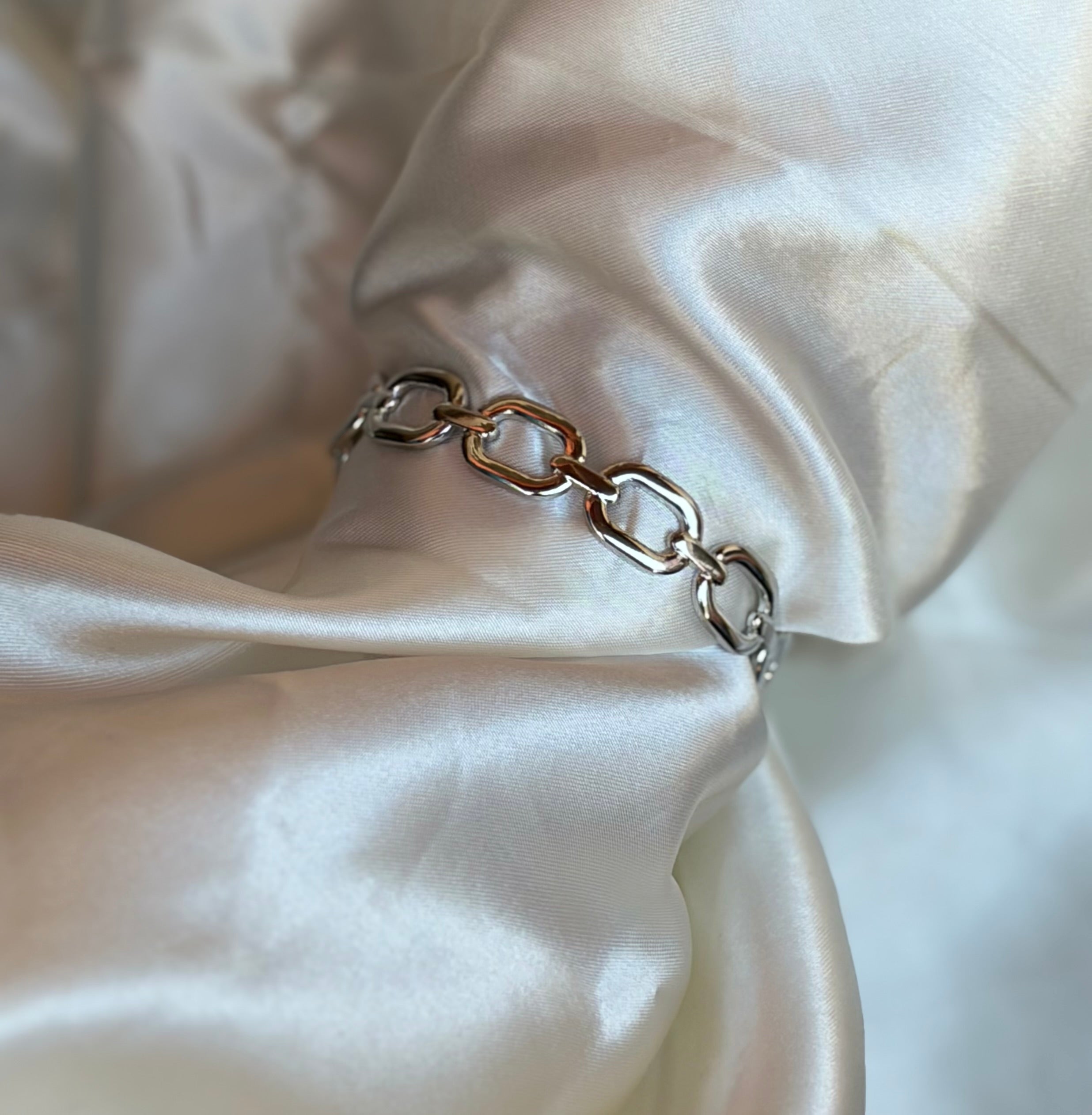 Ατσάλινη χειροπέδα💫