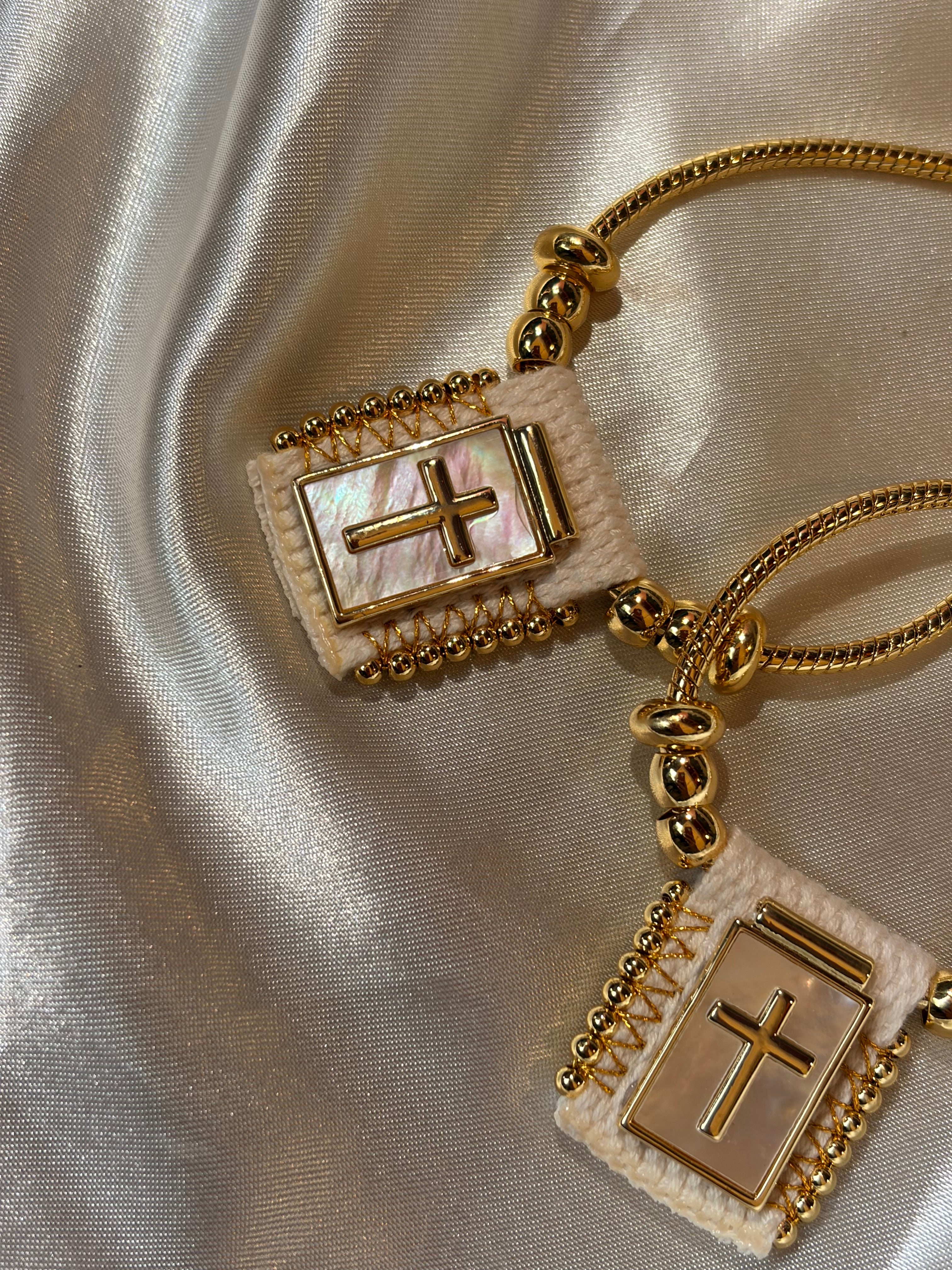 Βραχιόλι με φίλντισί,Σταύρο σε πλεκτή ανάγλυφη κορνίζα